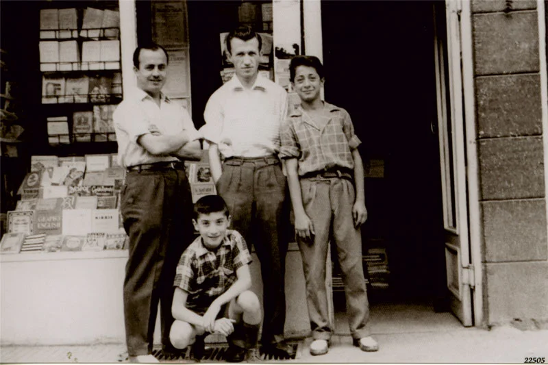 Ahmet Tevfik Küflü Sakarya’daki Bilgi Kitabevi önünde. Ahmet Tevfik Küflü Sakarya’daki Bilgi Kitabevi önünde.